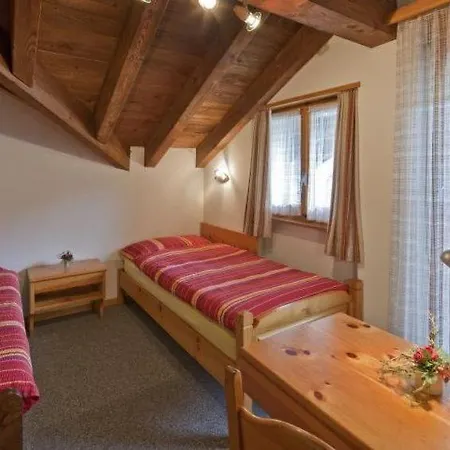 Sleeps 4 Wifi Apartment